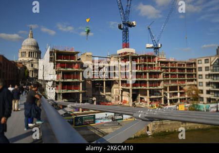 Un cantiere di costruzione del Millennium Bridge per un nuovo complesso di uffici sostenibile vicino al fiume Tamigi e alla Cattedrale di St. Pauls Londra. Foto Stock