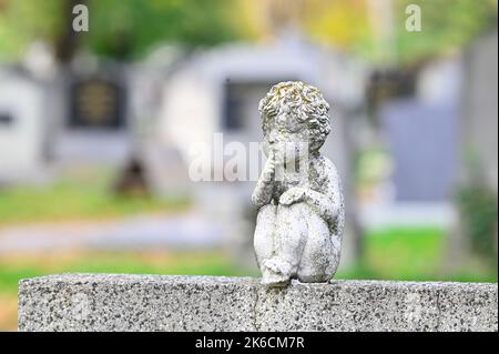 Vienna, Austria. Il cimitero centrale di Vienna. Angelo statua su una lapide Foto Stock