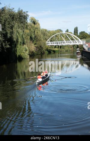 I vogatori sul fiume si trovano lungo il lato di Logan's Meadow a Cambridge, Inghilterra Foto Stock