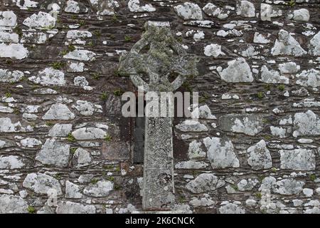 Croce Celtica medievale di fronte alla cappella di Kidalton, Kintour, Islay, Ebridi, Ebridi interne, Isole interne, Scozia, Regno Unito, Gran Bretagna Foto Stock