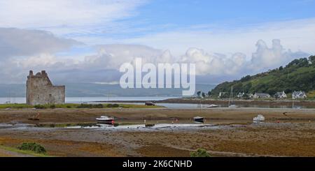 Baia di Lochranza e Castello di Lochranza a Low Tide, Arran, Isola di Arran, Bute, Buteshire, Scozia, Regno Unito, Gran Bretagna Foto Stock