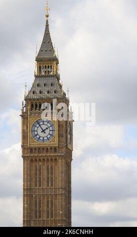 Primo piano della torre dell'orologio di Elizabeth (Big ben) dopo il recente rinnovo a Londra UK Foto Stock
