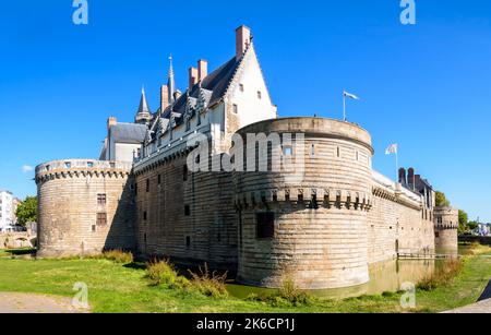 Vista panoramica del Château des Ducs de Bretagne (Castello dei Duchi di Bretagna) a Nantes, Francia, con mura fortificate, torri e fossato. Foto Stock