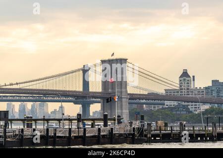 Si estende sui ponti di Manhattan e Brooklyn sull'East River con Brooklyn sullo sfondo Foto Stock