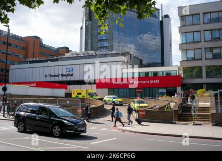 St Thomas Hospital London UK GV di entrata a A&e (incidente e emergenza) visto da Lambeth Place Road. Foto Stock