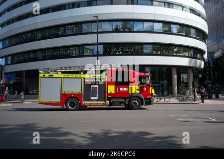 I motori dei Vigili del fuoco di Londra aspettano a Westminster Bridge come parte della cerimonia di commovente delle regine che si trovano nello Stato. Foto Stock