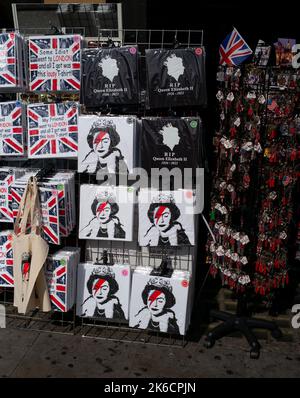 T-Shirt merce della Regina in un negozio di turismo di Londra il primo giorno del periodo delle Regine di giacere in stato al posto di Westminster. Foto Stock