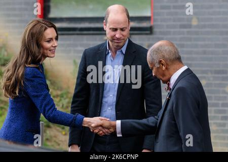 Copperbox Arena, Londra, Regno Unito. 13th ottobre 2022. Il Principe e la Principessa di Galles visitano la Copper Box Arena nel Parco Olimpico Queen Elizabeth per celebrare il 10th° anniversario del Coach Core. La Royal Foundation ha lanciato il programma Coach Core nel 2012, in risposta alle rivolte di Londra e per contribuire agli ideali legacy dei Giochi Olimpici e Paralimpici di Londra del 2012. Foto: Amanda Rose/Alamy Live News Foto Stock