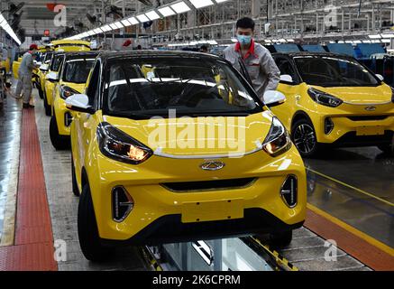 Wuhu, provincia cinese di Anhui. 12th Ott 2022. I lavoratori sono impegnati nella linea di produzione di veicoli a nuova energia (NEV) in una fabbrica di automobili cinesi Chery Holding Group Co., Ltd. A Wuhu City, provincia di Anhui, Cina orientale, 12 ottobre 2022. Da gennaio a luglio di quest'anno, la città di Wuhu ha prodotto 156.100 NEV, con un aumento del 130,2% su base annuale. Le vendite di NEV sono state pari a 137.900 unità, con un incremento del 36,8% su base annua. Credit: Zhou Mu/Xinhua/Alamy Live News Foto Stock