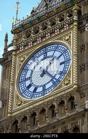 Primo piano del quadrante dell'orologio della Big ben Elizabeth Tower London UK dopo i lavori di ristrutturazione completati nel 2022. Foto Stock