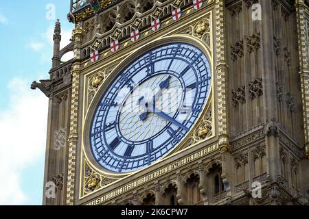 Primo piano del quadrante dell'orologio della Big ben Elizabeth Tower London UK dopo i lavori di ristrutturazione completati nel 2022. Foto Stock