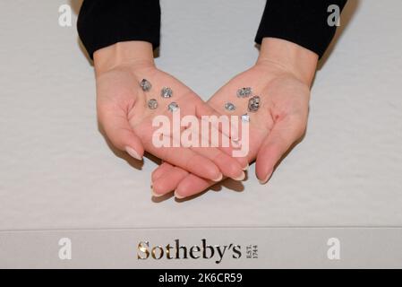 Vari diamanti blu che saranno venduti attraverso Sotheby's aste gioielli nel 2022 e durante tutta la primavera del 2023 è previsto a New York, NY il 12 ottobre 2022. I diamanti da vendere includono un 11,29 karat step-cut Fancy Vivid Blue (est. $28/50 milioni), un cuscino da 5,53 carati Brilliant-cut Fancy VIVID Blue (est. 4,13 karat step-cut Fancy intense blue (est. $2,5-3,5 milioni), un cuscino da 3,24 carati brillante-tagliato internamente impeccabile Fancy Vivid Blue (est. 3,10 milioni di dollari), un cuscino di karat Brilliant-cut Fancy Vivid Blue (4,5 milioni di dollari), un cuscino di 2,08 karat Fancy intense Bl Foto Stock