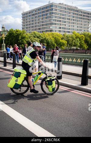 Una medica addestrata a bordo di un'unità Cycle Response sul Westminster Bridge di Londra durante il primo giorno della Regina che si trova nello stato al Westminster Palace. Foto Stock