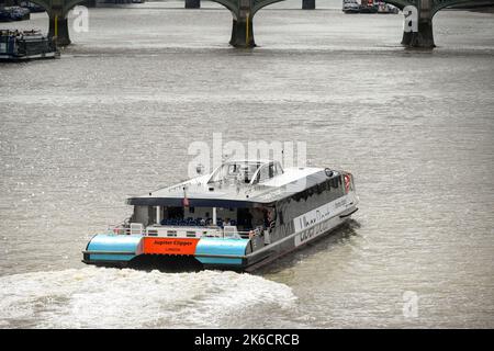 Jupiter Clipper by Thames Clippers Uber Boat in viaggio verso Westminster Bridge London UK. Foto Stock