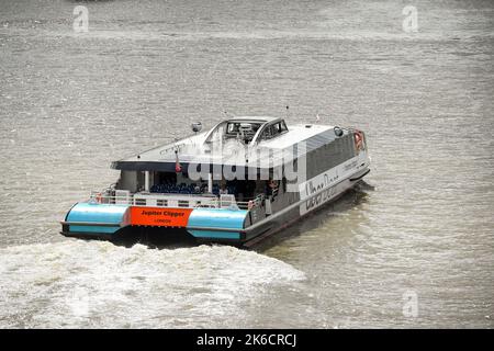 Jupiter Clipper by Thames Clippers Uber Boat in viaggio verso Westminster Bridge London UK. Foto Stock