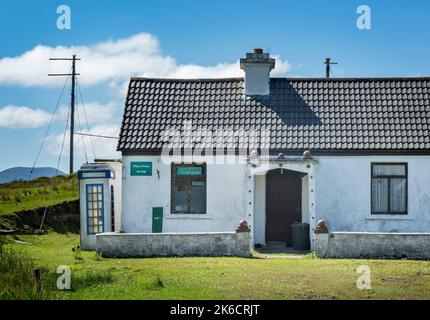 Dal porticciolo di Doran's Point si può fare la traversata per Inishbiggle con il servizio di traghetto. Il vecchio ufficio postale sull'isola è chiuso. Foto Stock