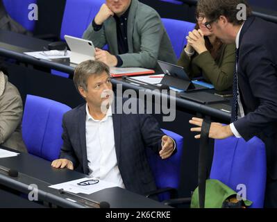 Berlino, Germania, 13 ottobre 2022.il Ministro federale tedesco dell'economia un Vice Cancelliere, Dr. Robert Habeck, durante la 60th sessione plenaria del Bundestag tedesco. Credit: Juergen Nowak/Alamy Live News Foto Stock