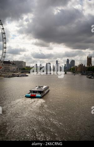 Jupiter Clipper by Thames Clippers Uber Boat in viaggio verso Westminster Bridge London UK. Foto Stock