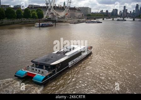 Jupiter Clipper by Thames Clippers Uber Boat in viaggio verso Westminster Bridge London UK. Foto Stock