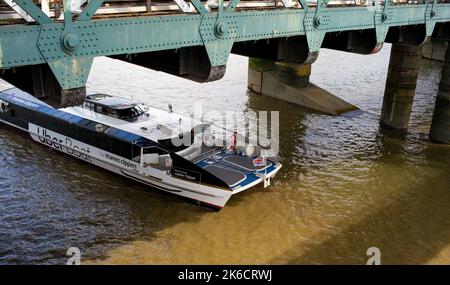 Il Clipper Jupiter viaggia sotto il ponte ferroviario di Hungerford (Charing Cross) a Londra, Regno Unito. Foto Stock