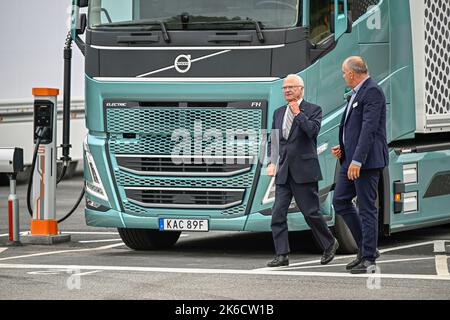 GOTHENBURG 20221013King il test Carl Gustaf ha guidato il veicolo durante una visita al Volvo Experience Center. La coppia reale dei Paesi Bassi è in visita di stato di tre giorni in Svezia. Foto Björn Larsson Rosvall / TT code 9200 Foto Stock