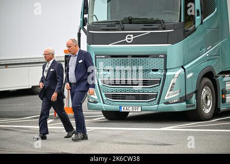 GOTHENBURG 20221013King Carl Gustaf test ha guidato il veicolo durante una visita al Volvo Experience Center. La coppia reale dei Paesi Bassi è su un tre Foto Stock