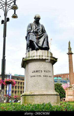 Uno scatto verticale della statua storica di James Watt a Glasgow, Scozia Foto Stock