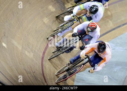 2022-10-13 16:08:48:19 SAINT-QUENTIN-EN-YVELINES - Harrie Lavreysen in azione durante gli uomini keirin evento durante il secondo giorno del UCI Track Cycling World Championships. ANP ROBIN VAN LONKHUIJSEN olanda fuori - belgio fuori Foto Stock