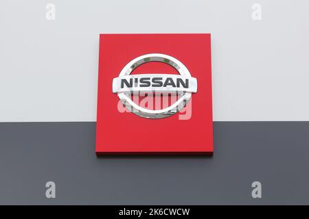 Villefranche, Francia - 18 marzo 2018: Nissan segno su un muro. Nissan Motor Company Ltd è una multinazionale automobilistica giapponese Foto Stock