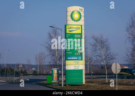 Indicazione dei prezzi del gas sulla stazione di servizio BP in Polonia Foto Stock