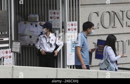 Le guardie di sicurezza sono di fronte al Consolato Generale degli Stati Uniti, Hong Kong e Macau nel Centro. 28OCT20 SCMP / K. Y. CHENG Foto Stock