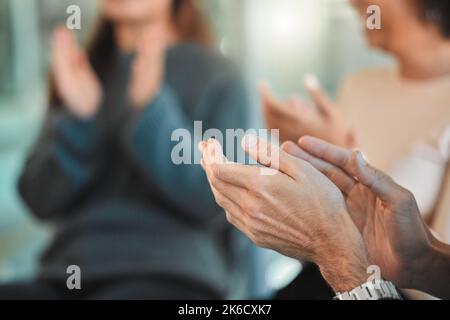 Ottenere aiuto è il primo passo verso la libertà: Le persone che si batte le mani durante una sessione di terapia di gruppo. Foto Stock