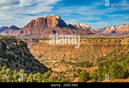 Monte Kinesava, West Temple Behind, nello Zion Natl Park, Wire Mesa su South Wash in primo piano, da Smithsonian Butte Road, Canaan Mtn Wilderness, Utah Foto Stock
