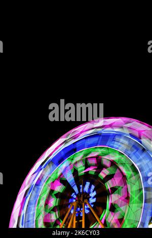 Illuminazione colorata sulla ruota ferris rotante. Sekaten evento culturale. Surakarta, Indonesia. Foto Stock