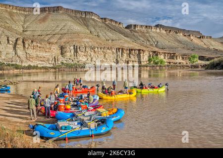 Preparazione delle zattere per il lancio, Green River in Desolation Canyon, West Tavaputs Plateau Cliffs, Sand Wash Boat Ramp, Utah, USA Foto Stock