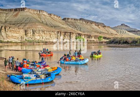 Preparazione delle zattere per il lancio, Green River in Desolation Canyon, West Tavaputs Plateau Cliffs, Sand Wash Boat Ramp, Utah, USA Foto Stock