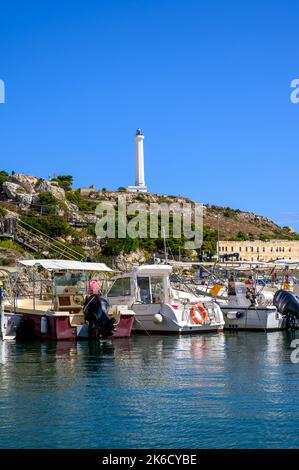 Porto turistico di Santa Maria di Leuca con barche ormeggiate, barche da diporto e il faro sulla collina. Puglia, Italia. Foto Stock