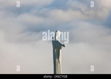 La gigantesca statua Art Deco di Gesù, conosciuta come Cristo Redentor (Cristo Redentore), sul monte Corcovado a Rio de Janeiro, Brasile. La statua è di 125 Foto Stock