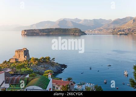Resti della torre di avvistamento del 16th° secolo, Baia di Carpino, Scalea, Calabria, Italia Foto Stock