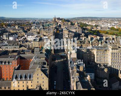 Vista aerea dal drone del Royal Mile o High Street e dalla città vecchia di Edimburgo, Scozia, Regno Unito Foto Stock