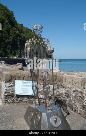 Scultura in metallo "The Walker" (creata da Richard Graham) sul lungomare di Lynmouth, North Devon Foto Stock