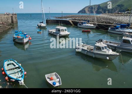 Barche nel porto di Lynmouth, North Devon Foto Stock