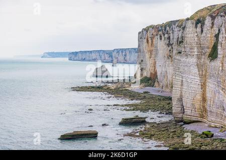 Vista panoramica della costa bianca delle scogliere a Etretat in Normandia, Francia Foto Stock