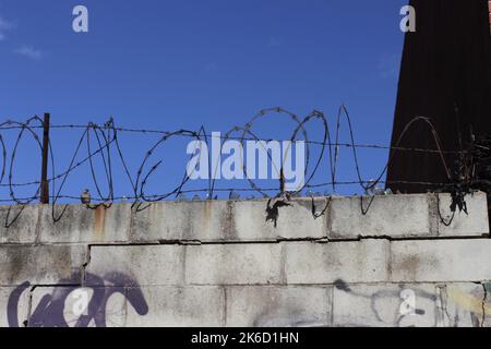 Brooklyn, New York, Stati Uniti. 8th Ott 2022. Recinzione filo rasoio. (Credit Image: © John Marshall Mantel/ZUMA Press Wire) Foto Stock