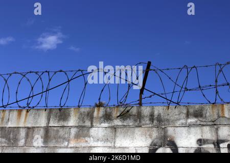 Brooklyn, New York, Stati Uniti. 8th Ott 2022. Recinzione filo rasoio. (Credit Image: © John Marshall Mantel/ZUMA Press Wire) Foto Stock