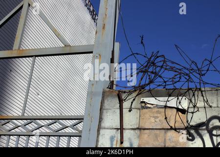 Brooklyn, New York, Stati Uniti. 8th Ott 2022. Recinzione filo rasoio. (Credit Image: © John Marshall Mantel/ZUMA Press Wire) Foto Stock