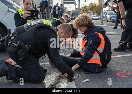 Berlino, Germania. 13th Ott 2022. Il 13 ottobre 2022 attivisti del clima hanno nuovamente bloccato le uscite della superstrada a Berlino. Gli attivisti del clima sono del gruppo Last Generation. Chiedono un limite di velocità sulle superstrade tedesche, così come i viaggi in treno che tutti possono permettersi. (Credit Image: © Michael Kuenne/PRESSCOV via ZUMA Press Wire) Foto Stock