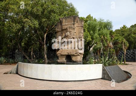 Il monumento al Dio Tlaloc al Museo Nazionale di Archeologia e Storia di Città del Messico con alberi sullo sfondo Foto Stock