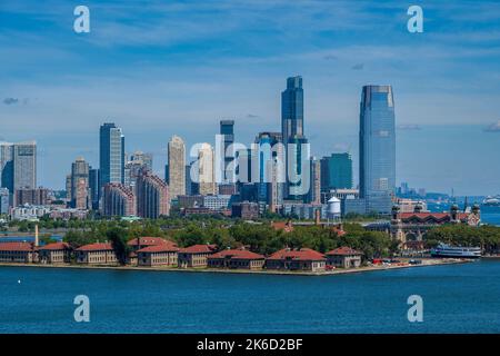Ellis Island con dietro lo skyline di Jersey City, Jersey City, New Jersey, USA Foto Stock