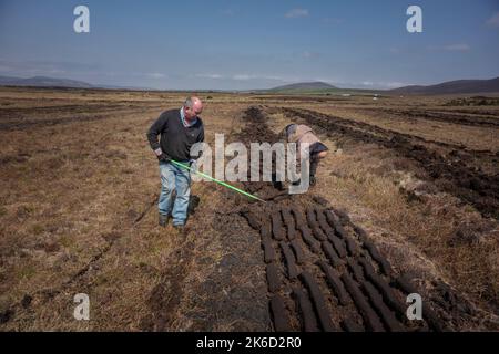 Bangor Erris, contea di Mayo, Irlanda. 4-25-2020. Girando il tappeto erboso nell'Irlanda del Nord-Ovest Foto Stock